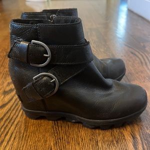 Sorel Joan of Arctic wedge buckle bootie, black, size 5.5